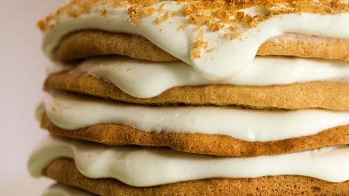 Ako pripraviť nepečený koláč s banánovými sušienkami a kyslou smotanou