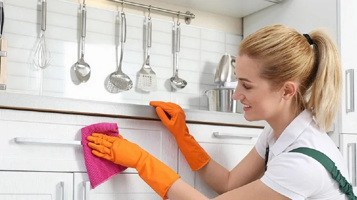 Ako vyčistiť kuchynské fronty od mastnoty bez poškodenia povrchu: tipy od profesionálov