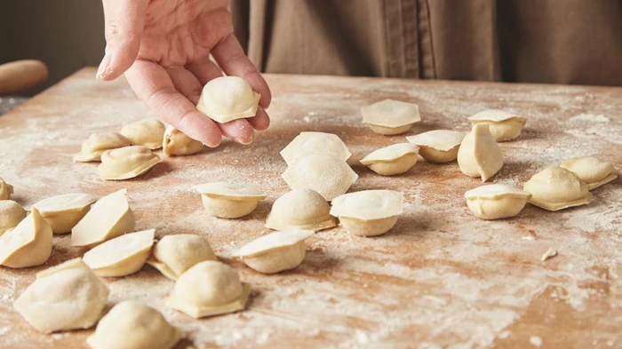 Prečo by sa knedle nemali hádzať do vriacej vody: do akej vody ich dávať