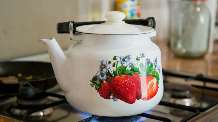 Vodný kameň vo vašej kanvici zmizne tak, ako nikdy nebol: nepotrebujete na to ocot ani sódu bikarbónu, na to existuje lepšia metóda.